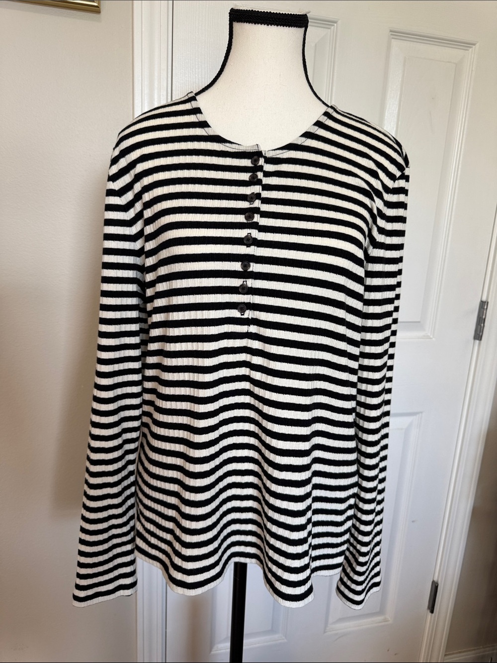 Banana Republic Women’s Black & Cream Striped Button-Front Henley Sz XL NWT